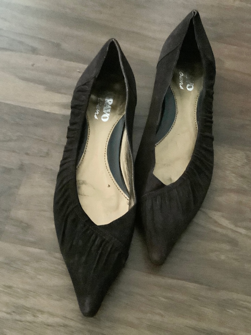 Brown suede pointed-toe flat shose